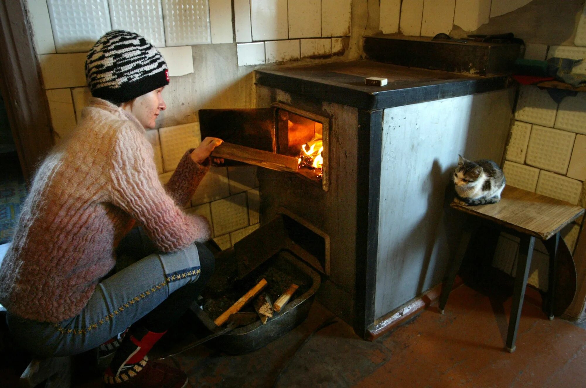 художник блинова юлия константиновна. печь в избе. печка в деревне. владимир стожаров русская печь. зимой у печки.