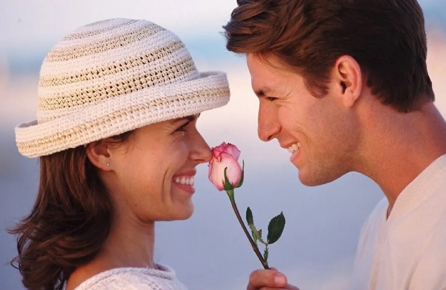 Мужчина дарит цветы. Женщине дарят цветы. Мужчина дарит цветы женщине. Счастливые отношения между мужчиной и женщиной.