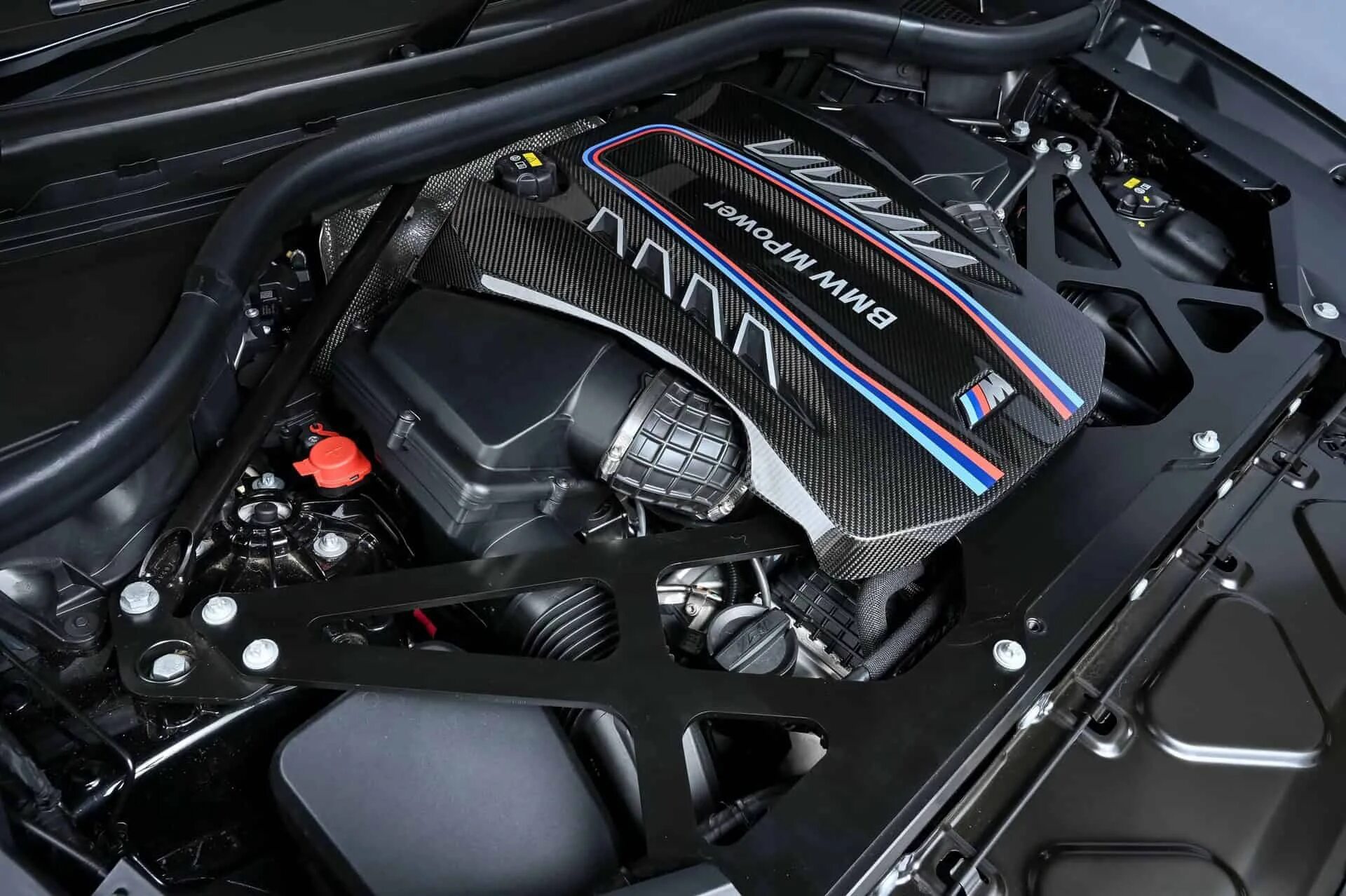 Какой двигатель бмв самый надежный. Двигатель бмв x6 m. bmw m6 competition мотор. бмв x6m competition двигатель. bmw x6 m competition 2025 двигатель.