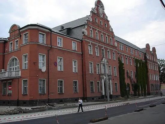 Здание фсб в калининграде фото Ответы : На кого он так сурово взирает