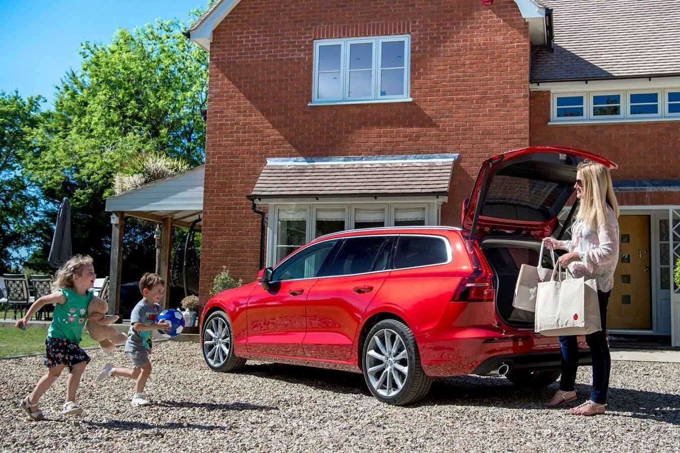 Вместительный автомобиль. Минивэн рено trafic такси. Семейный автомобиль. Вольво кар фэмили команда. Автомобиль для большой семьи.