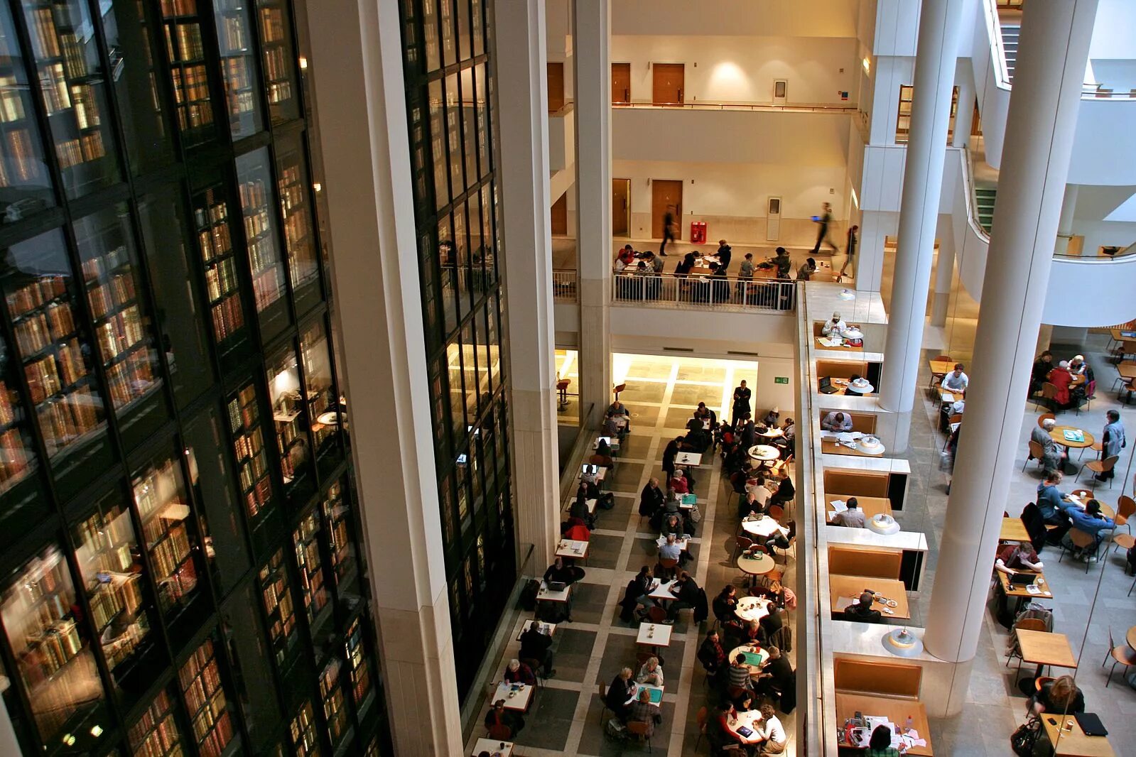 Библиотека в лондоне. Библиотека британского музея. The british museum library снаружи. Британский музей лондон читательный зал. Читальный зал британского музея.