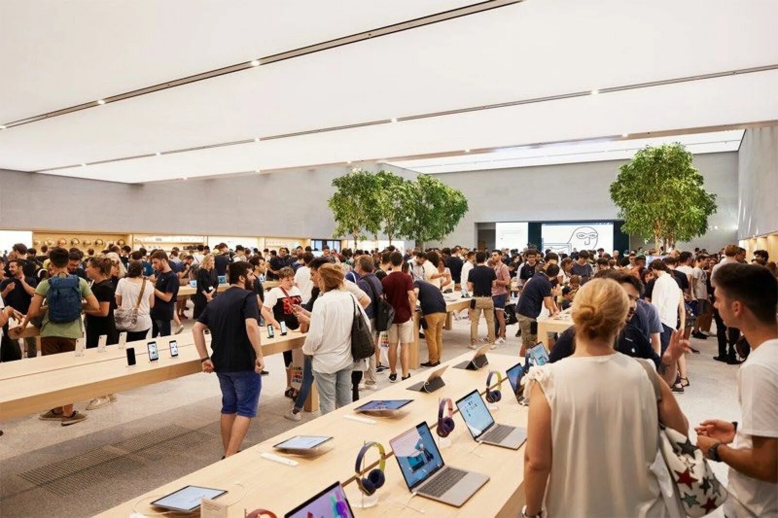 Apple store use. Apple store 2025. эпл стор в милане. apple piazza liberty. apple store внутри.