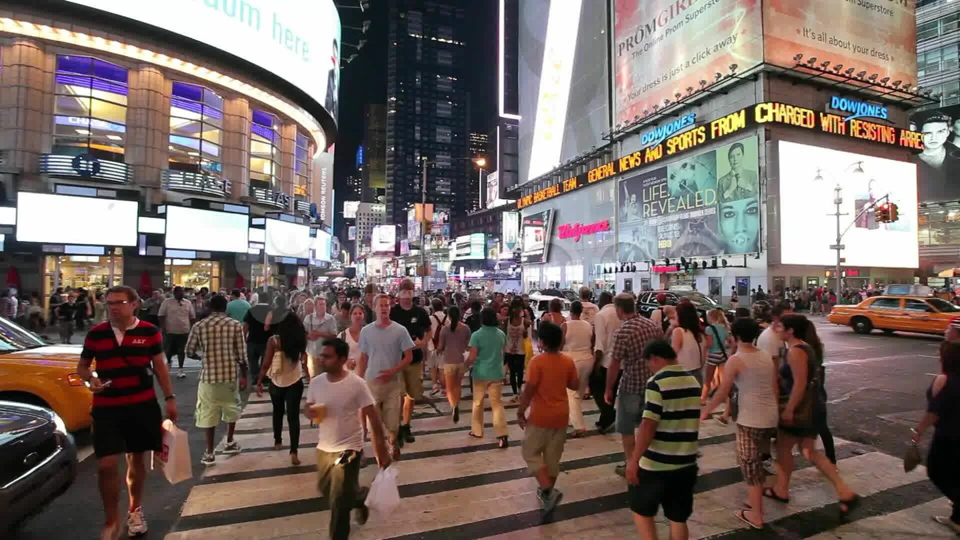 Crowded square. Walking in times square. том круз и пустой таймс сквер. walking in times square песня.