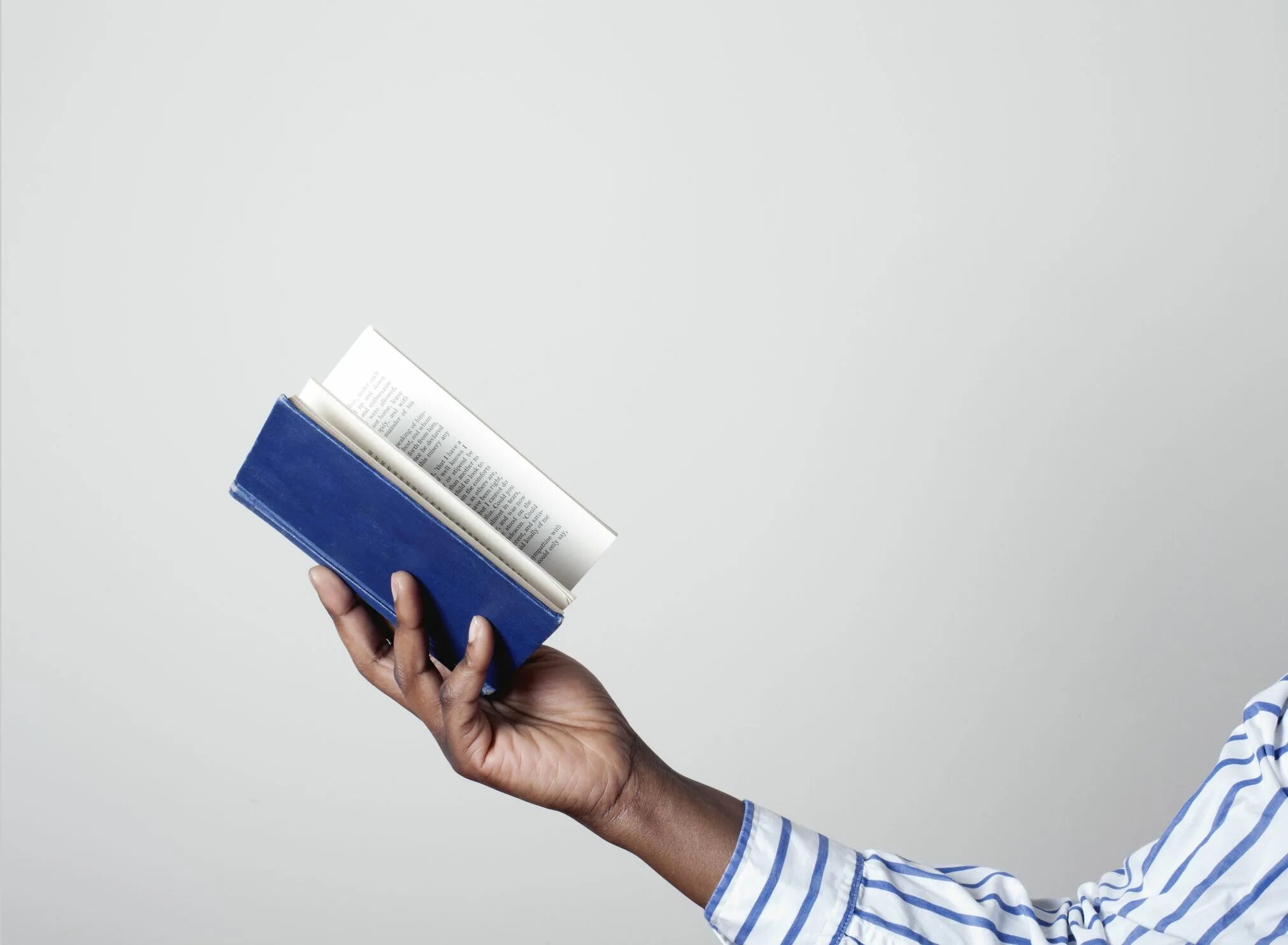 What book are you looking. Руки открывают книгу. держит открытую книгу. читает пустую книгу. hand holding book.