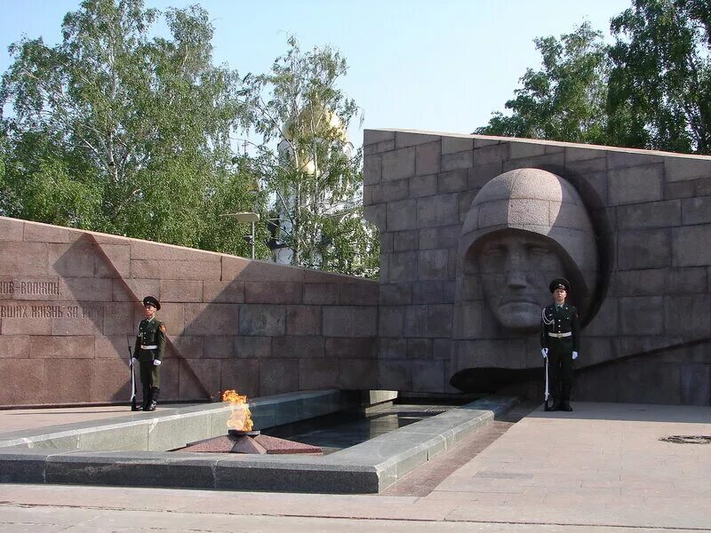 площадь славы. вечный огонь самара. возложение цветов к вечному огню 23 февраля. вечный огонь на площади славы в самаре. мемориальный комплекс вечный огонь самара.