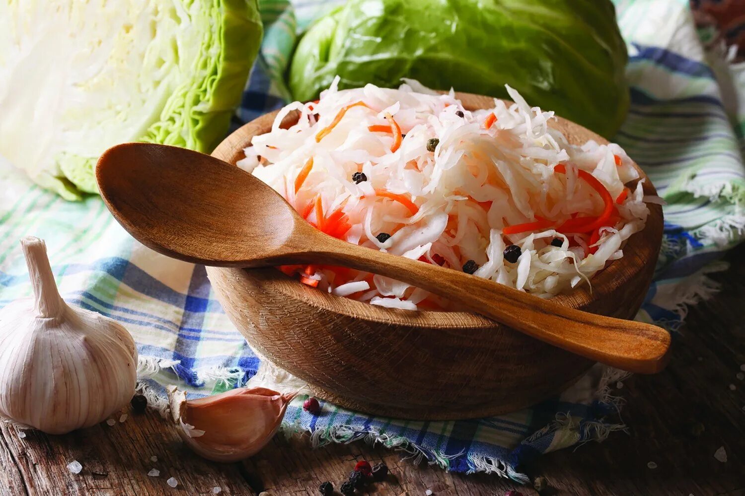 Квашеная капуста есть на ночь. Sauerkraut – квашеная капуста.. . Шома капуста (квашеная капуста). Квашеная капуста на тарелке. Квашеная и соленая капуста.