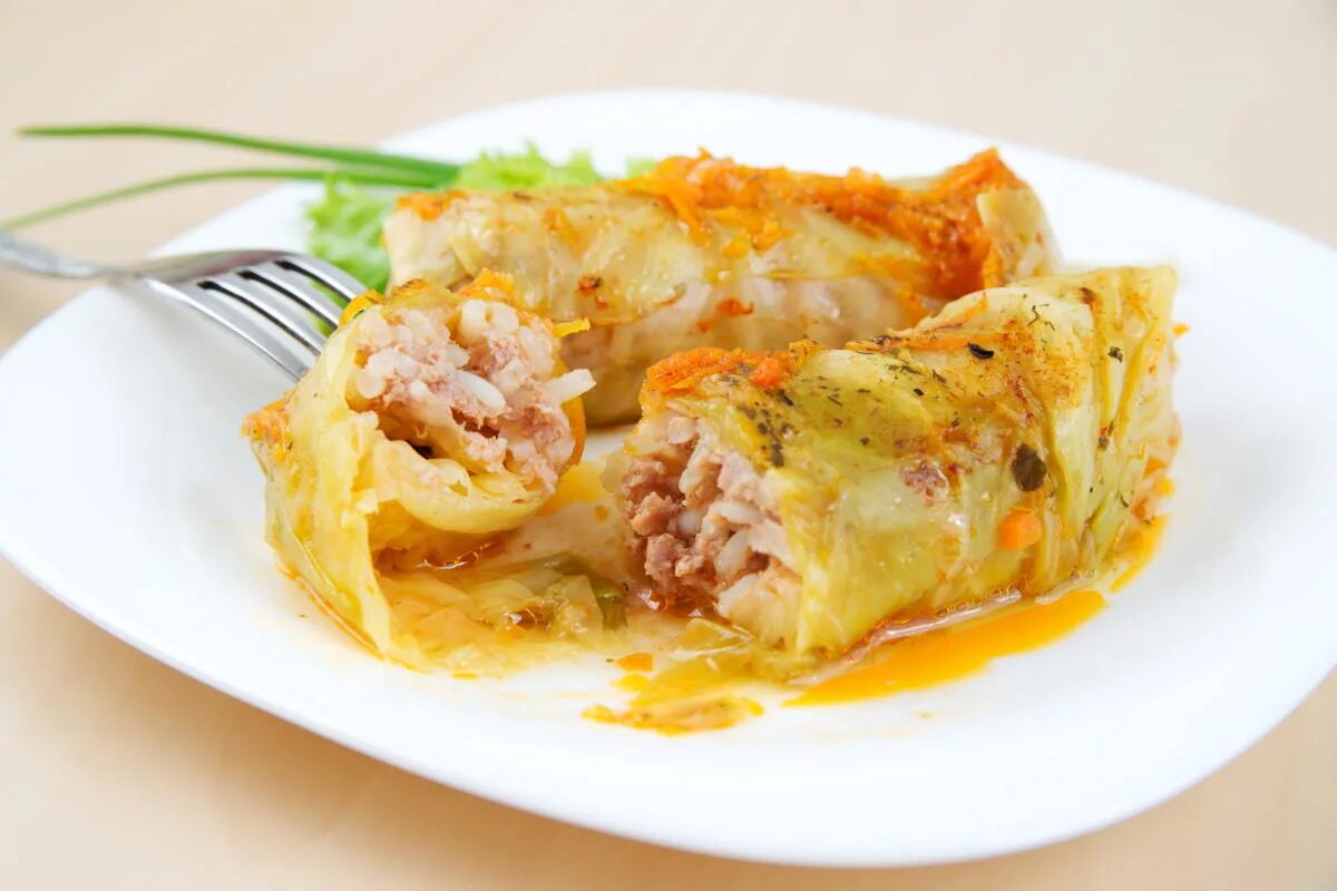 Голубцы с мясом. Голубцы. голубцы в сметанном соусе. голубцы мясные. голубцы на тарелке.