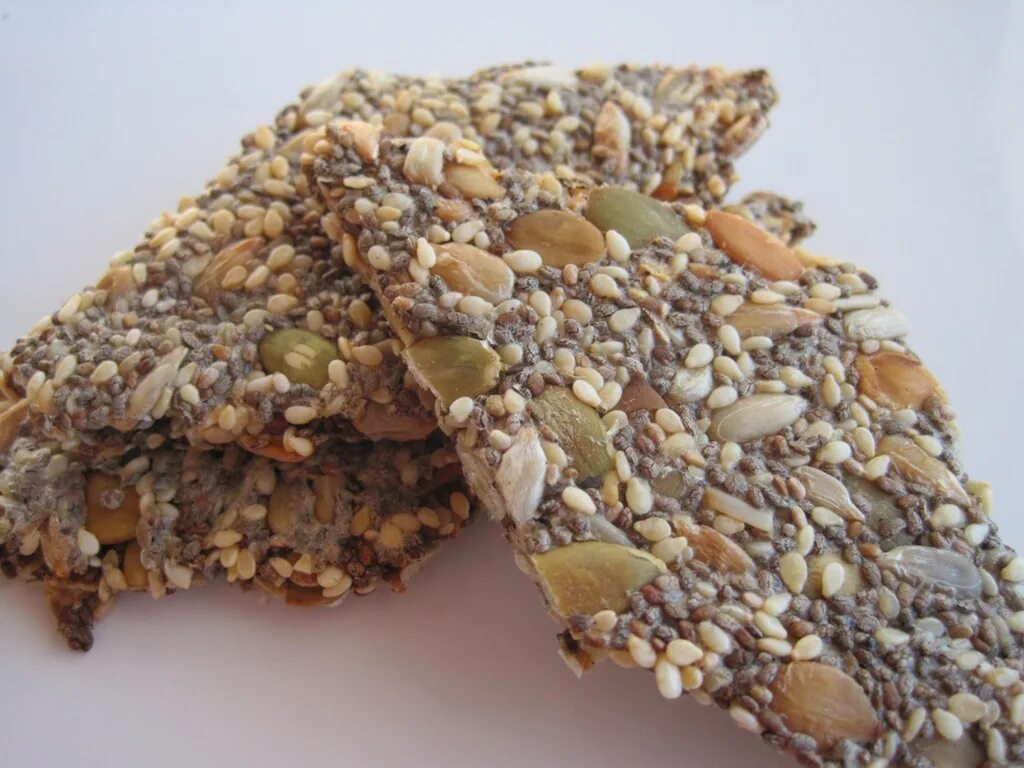 Хлеб злаковый. Хлебцы sesame. Хлебцы из конопляных семечек. Хлеб многозерновой. Хлеб с семечками.