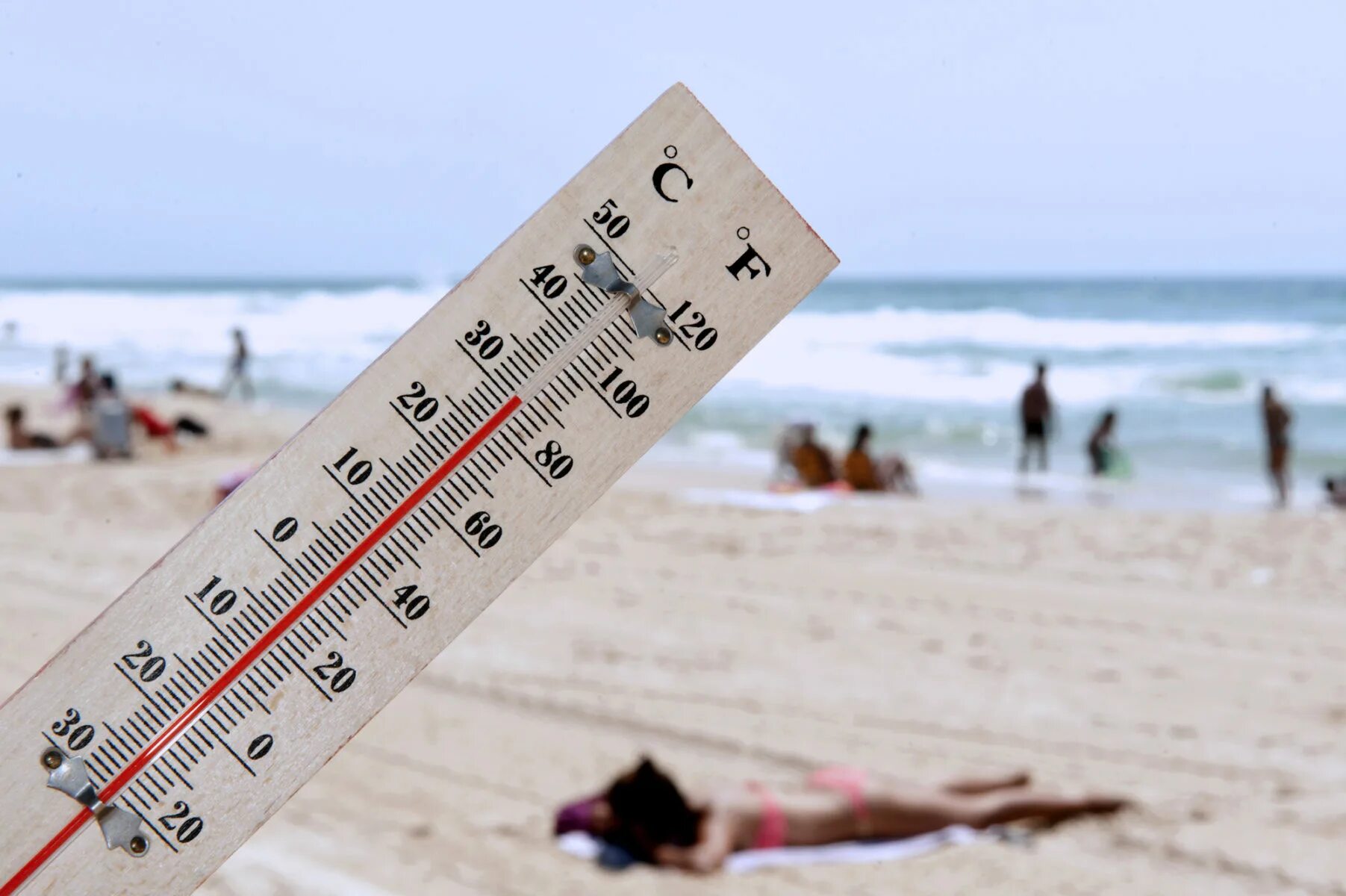Градусник 40 градусов жары. Жаркий климат. Термометр на пляже. Термометр 30 градусов жары.