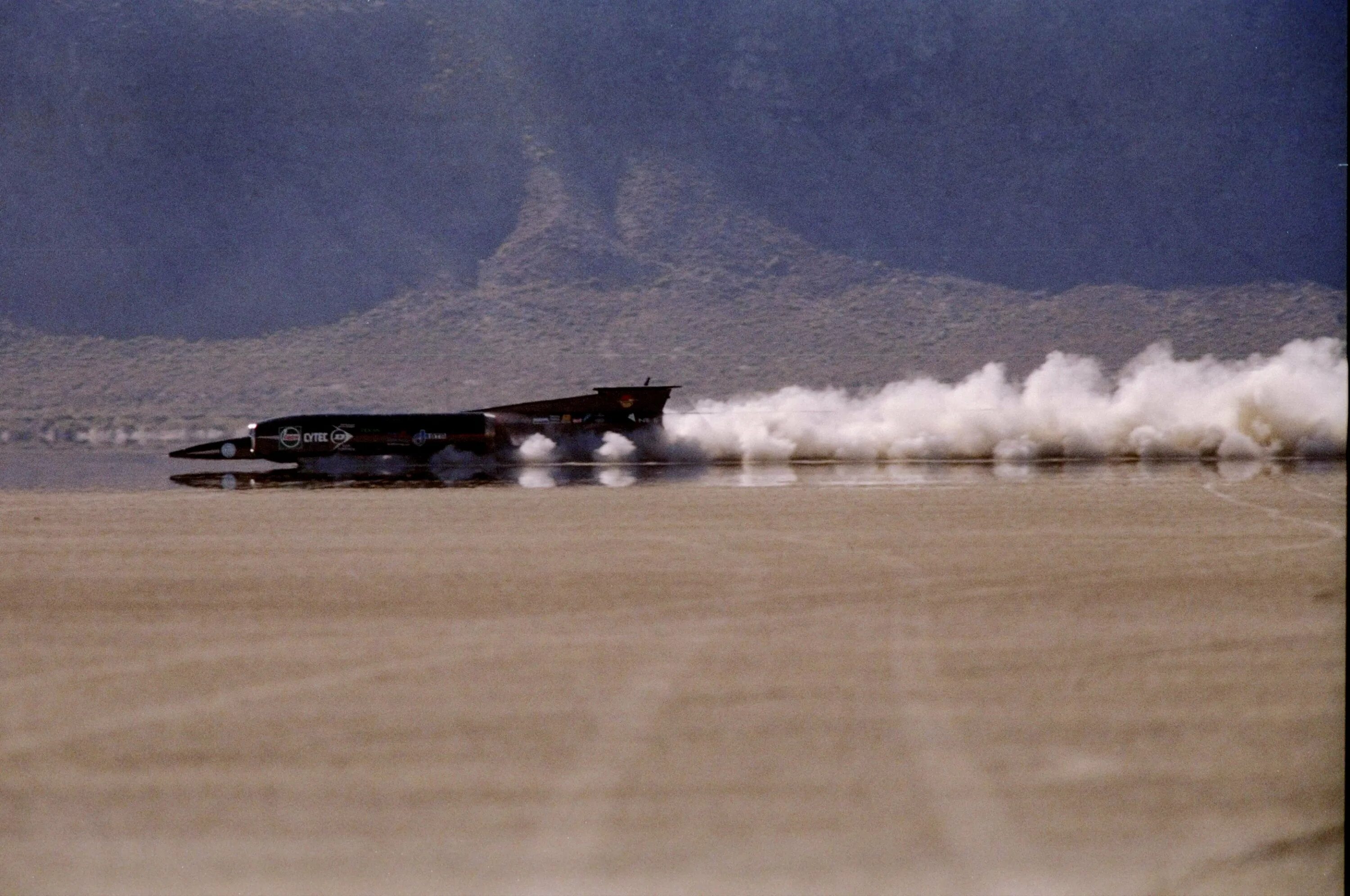 Thrust SSC 1997. Ракетный автомобиль Thrust SSC 1228 км/ч. Рекорд скорости 1997 года Thrust SSC. Энди Грин на Thrust SSC.