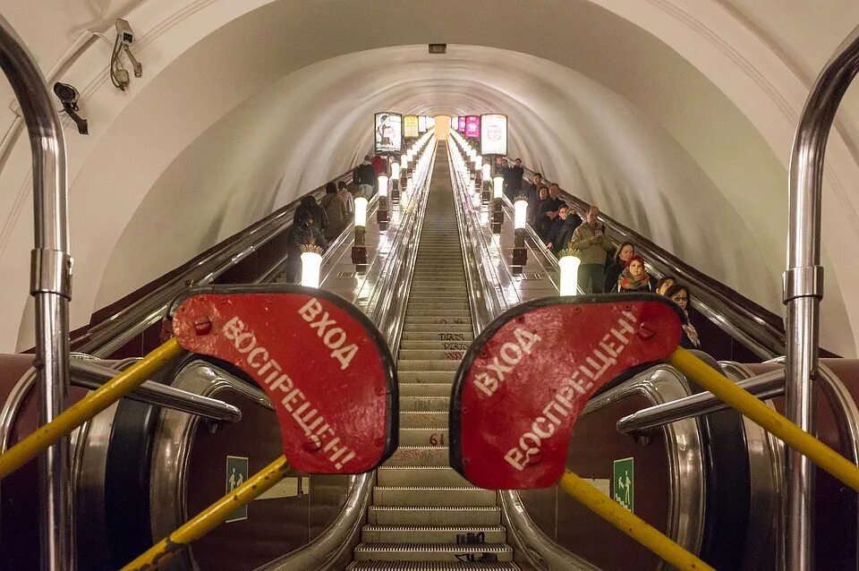 Эскалатор метрополитена безопасность. Метро площадь Восстания эскалатор. Станция метро площадь Восстания эскалаторы. Эскалатор площадь Восстания СПБ. Метро СПБ площадь Восстания эскалатор.