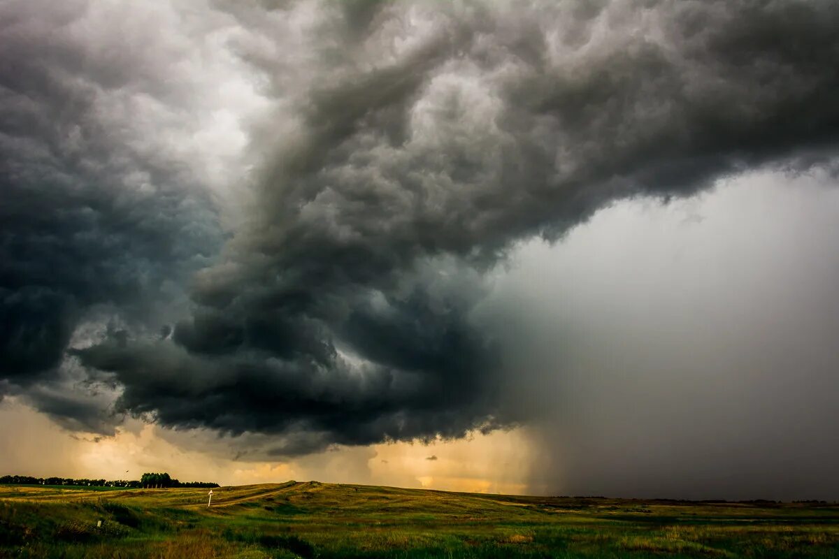 туча. тучи сгущаются. грозовые облака. грозовое небо. пасмурное небо.