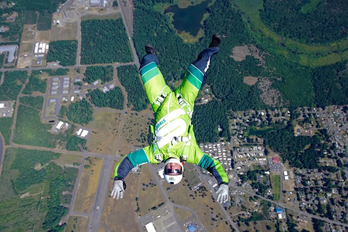 Прыжок с 5 метров. Люк Айкинс прыжок без парашюта. Люк Айкинс. Люк Айкинс прыжок без парашюта с высоты 7600 метров. Прыжок с парашютом с высоты 800 метров.