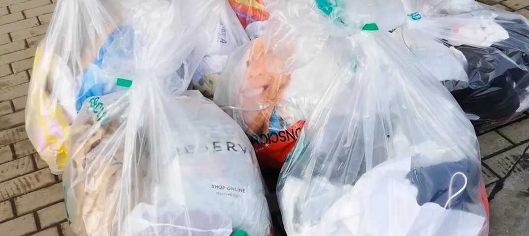 Свалка одежды. Вещи на благотворительность. Текстильные отходы. Куча одежды. Утилизация одежды.