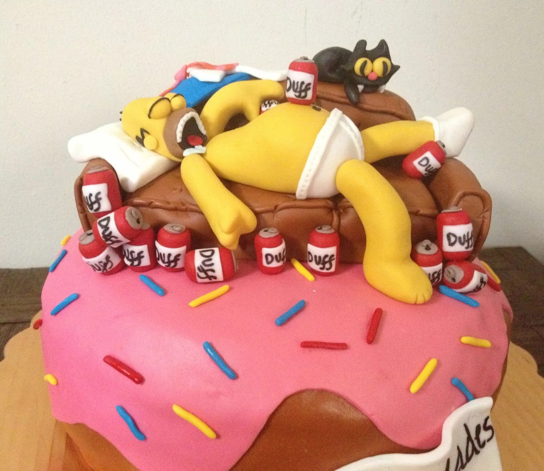 Фото торта с приколом. Прикольные торты. Классный торт на день рождения. Смешные торты на день рождения. Торт симпсоны.