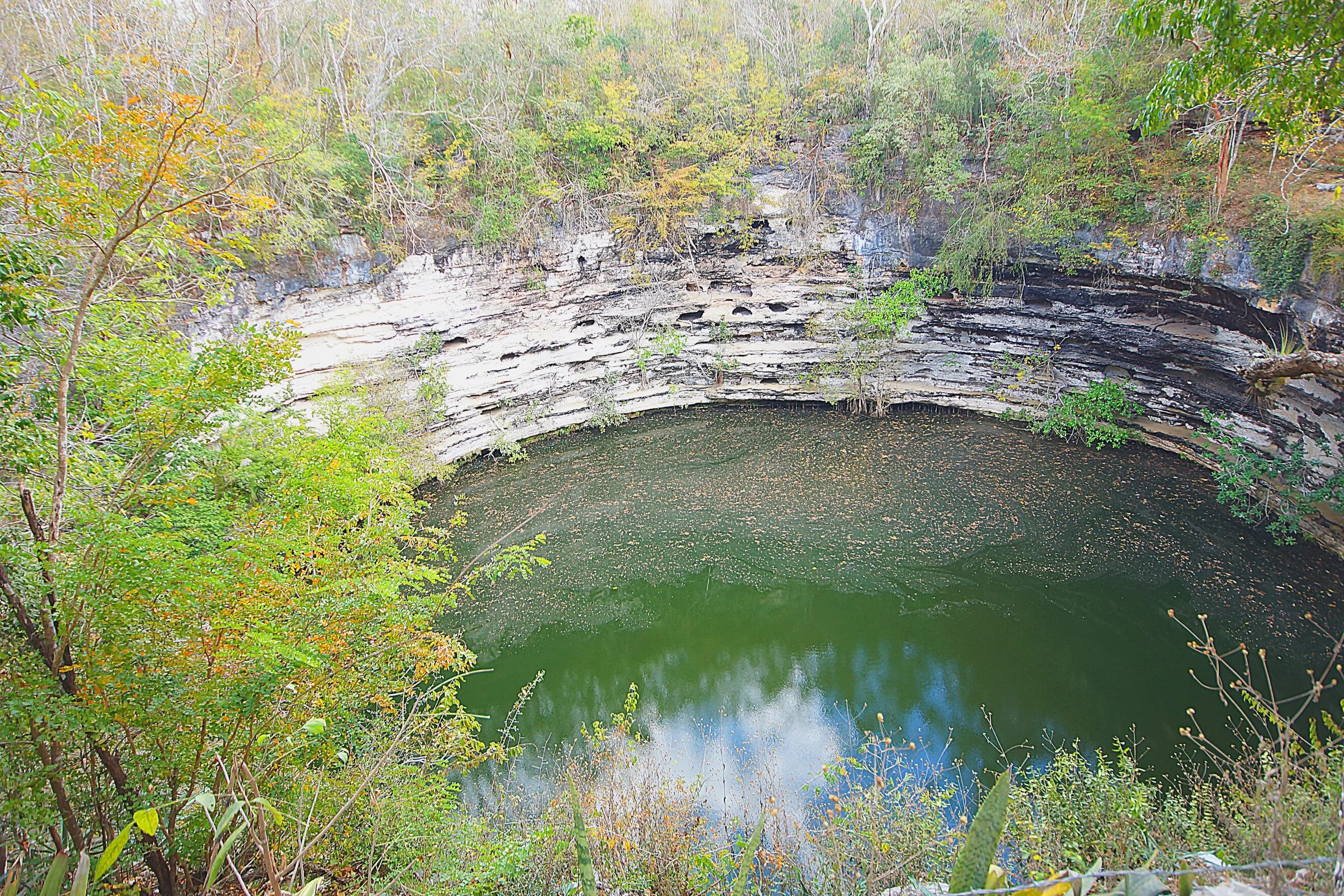 Карстовая воронка, гватемала. Самое глубокое карстовое. Карстовый колодец мексика. Красное озеро карстовая воронка. Карстовая воронка в китае с лесом.
