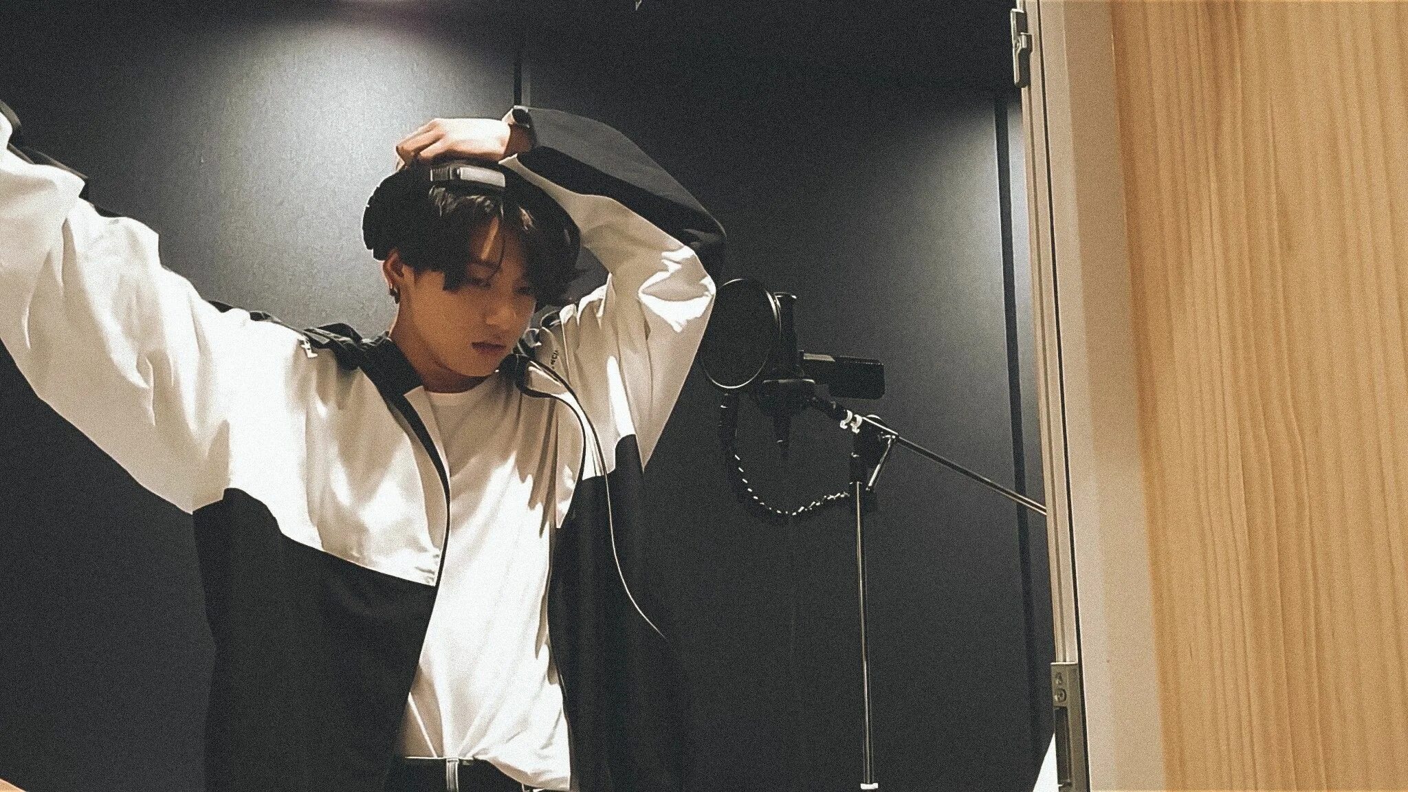 Группа бтс 2020. Bts чонгук 2023. Left and right charlie puth feat jungkook фото. Bts 2022. Хан сохи в клипе чонгука.