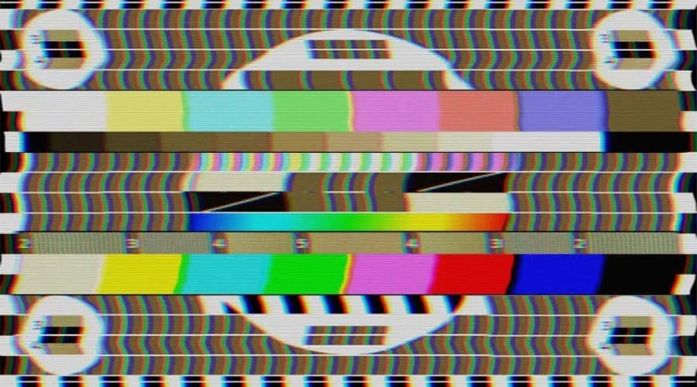 Экран телевизора название. Разноцветные полоски на телевизоре. Разноцветный экран. Помехи ТВ. Экран с цветными полосками.