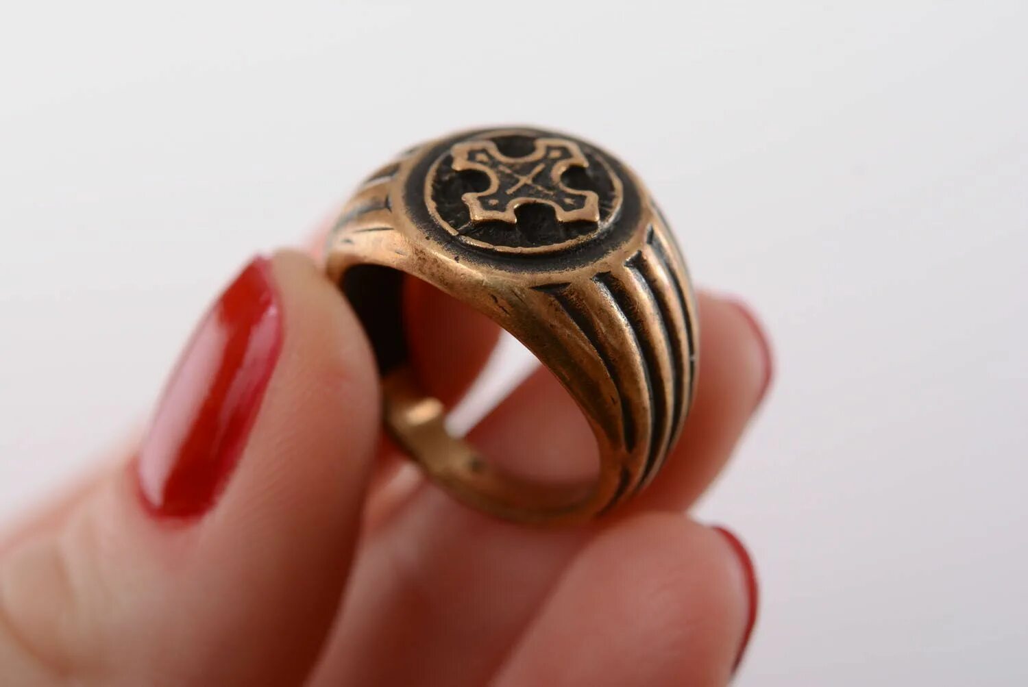 Бронзовое кольцо любовь. Перстень Кельтский крест. Кольцо Celtic Cross. Кольцо с кельтским крестом. Перстень из бронзы.