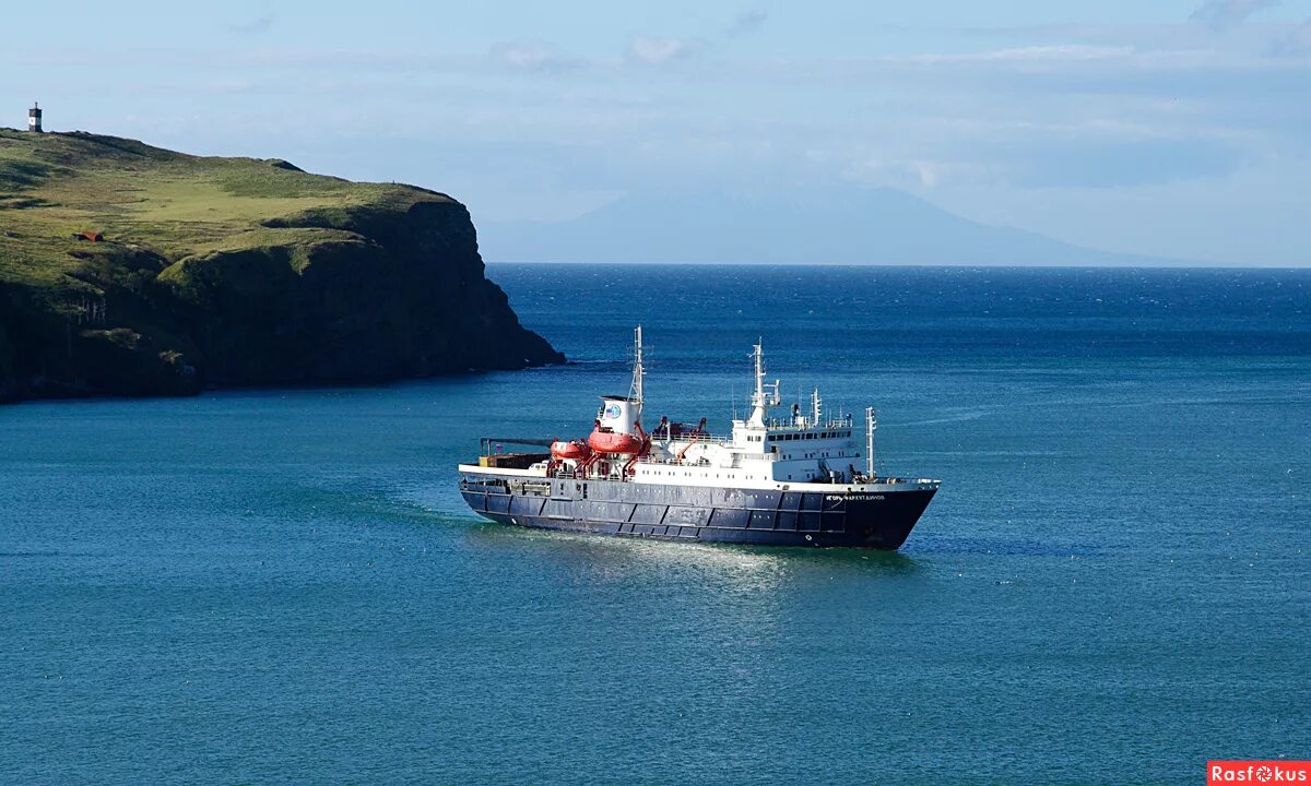 обогнув высокий мыс пароход вошел
