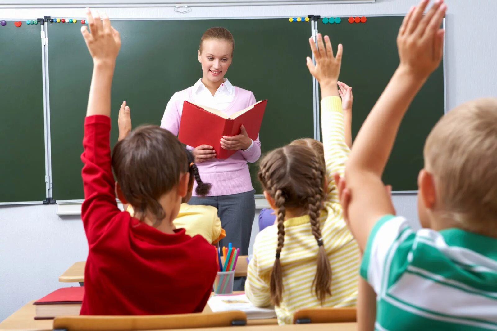 Урок фото. Преподавание в начальных классах. Учитель и ученик. Учитель и дети. Ученики в классе.