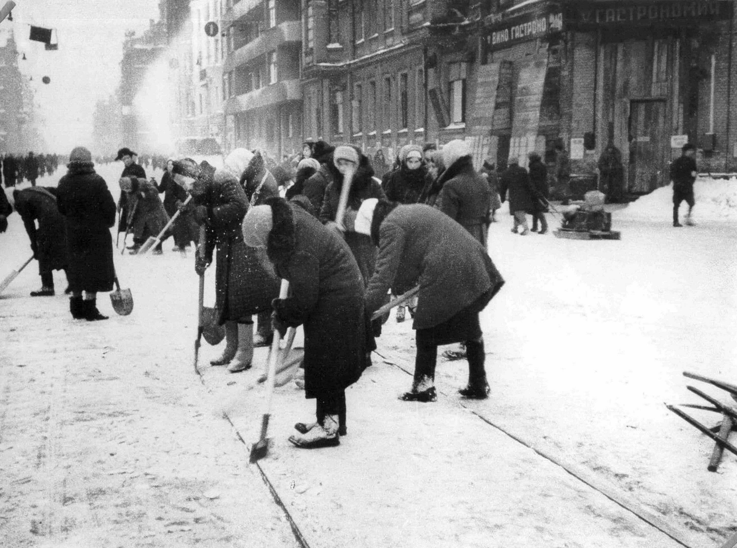 Блокада ленинграда жизнь города. Блокада Ленинграда 1941-1944. Блокада Ленинграда ленинградцы. Осажденный блокадный Ленинград. Ленинград город блокада.