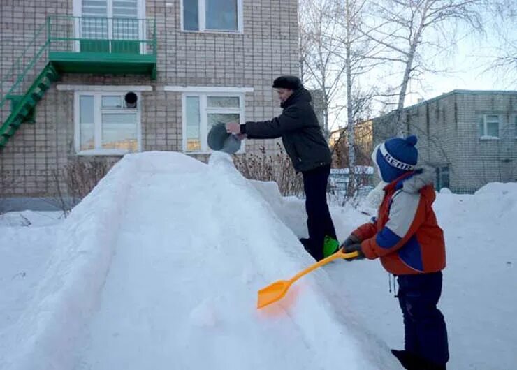 Строим горку во дворе. Строим горку из снега. детская горка из снега. горка снежная для детей. снежные постройки горки.