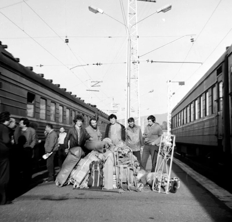 Перрон. Матрос на перроне. Перрон вокзала с людьми ретро. Поезд на перроне 1944г лето.