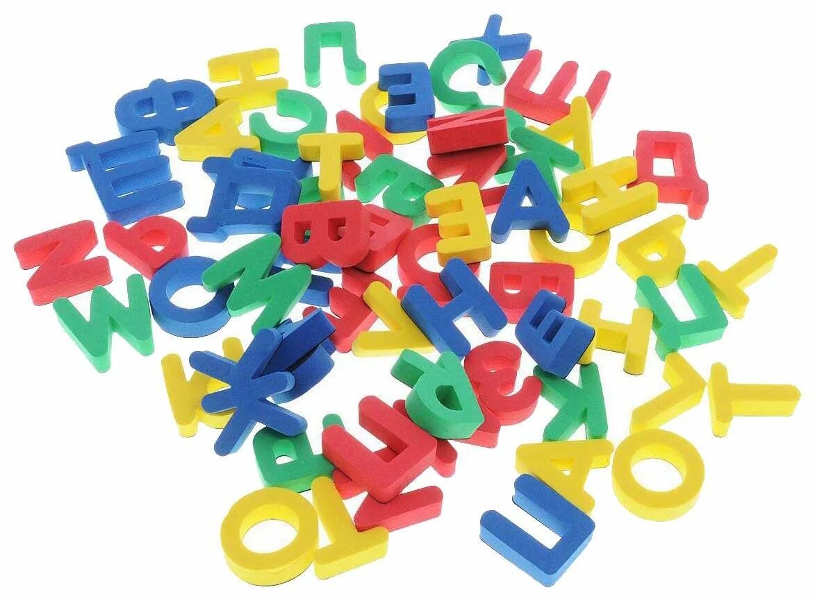 Случайный набор букв. Разбросанные буквы. Пластмассовые буквы для детей. Рассыпанные буквы. Много букв.