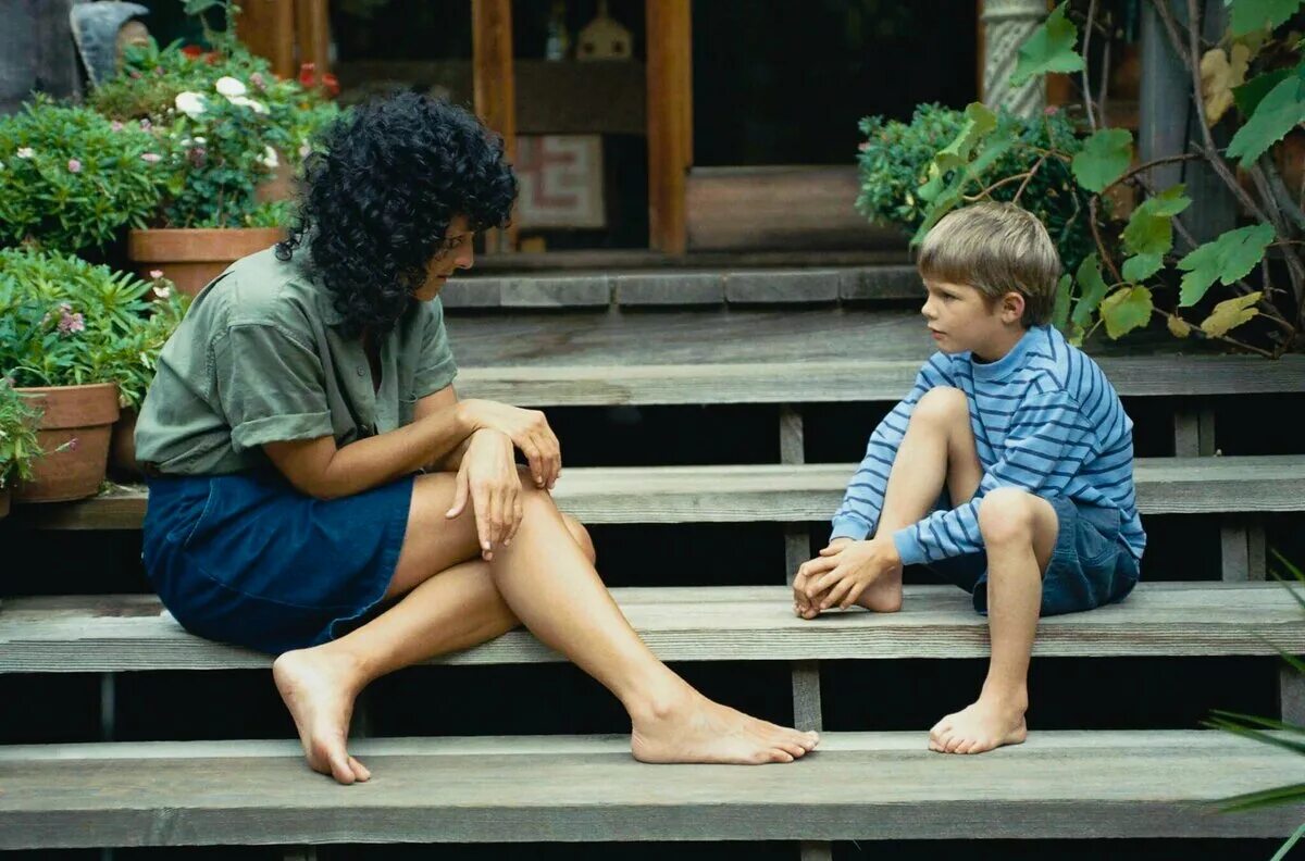 женщина показывает мальчику. женщина показывает мальчику. женщина показывает мальчику. взрослая женщина и юноша. женщина показывает мальчику.