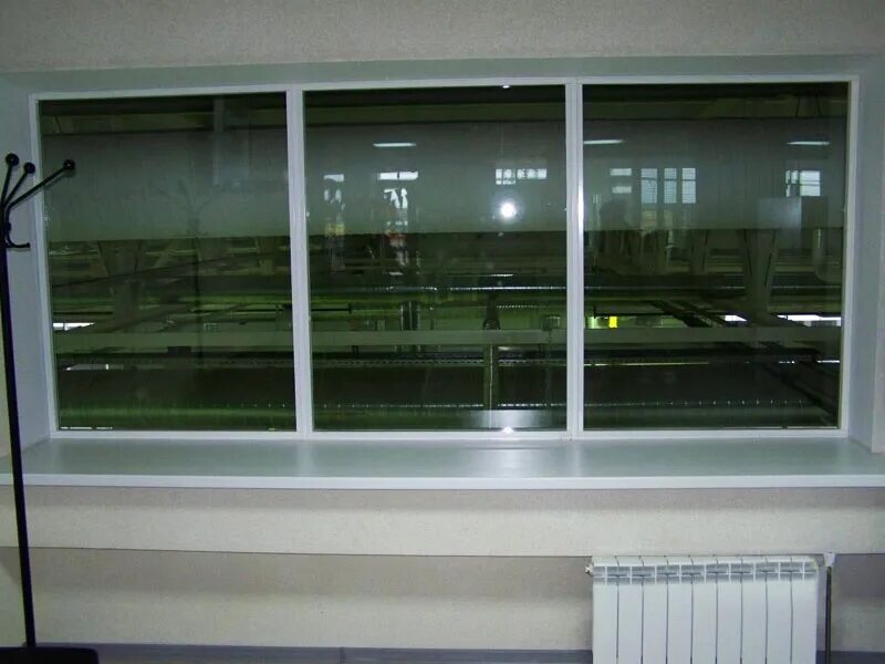 Пожарные окна в здании. Противопожарное окно ei60. противопожарные окна е60. противопожарные стеклопакеты. противопожарные алюминиевые окна.