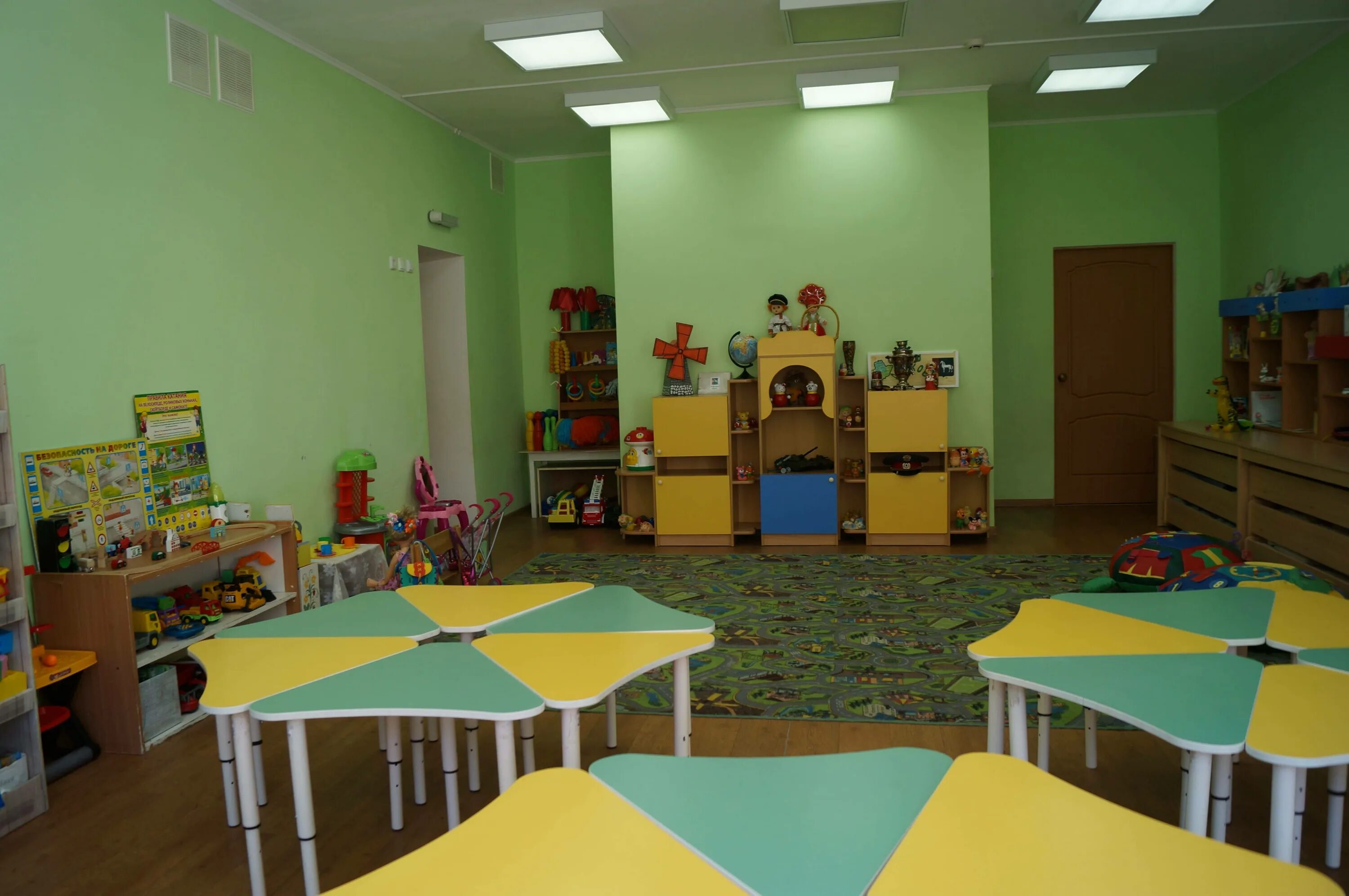 Групповая комната в доу. Планета детства пятигорск. Групповая комната в детском саду. Расстановка мебели в детском саду. Современное оборудование в детских садах.
