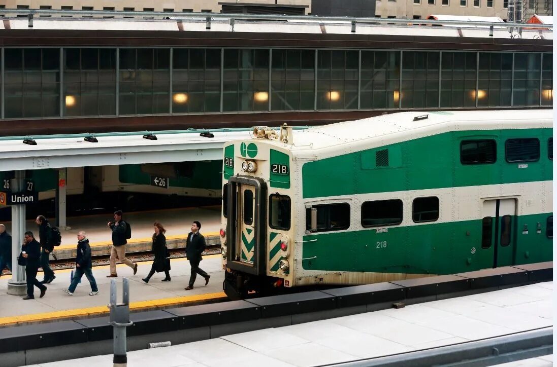 Торонто поезд. Поезд из Торонто в Гонолулу. Go Transit Union Station. Железнодорожная станция Aurora go. Go train more