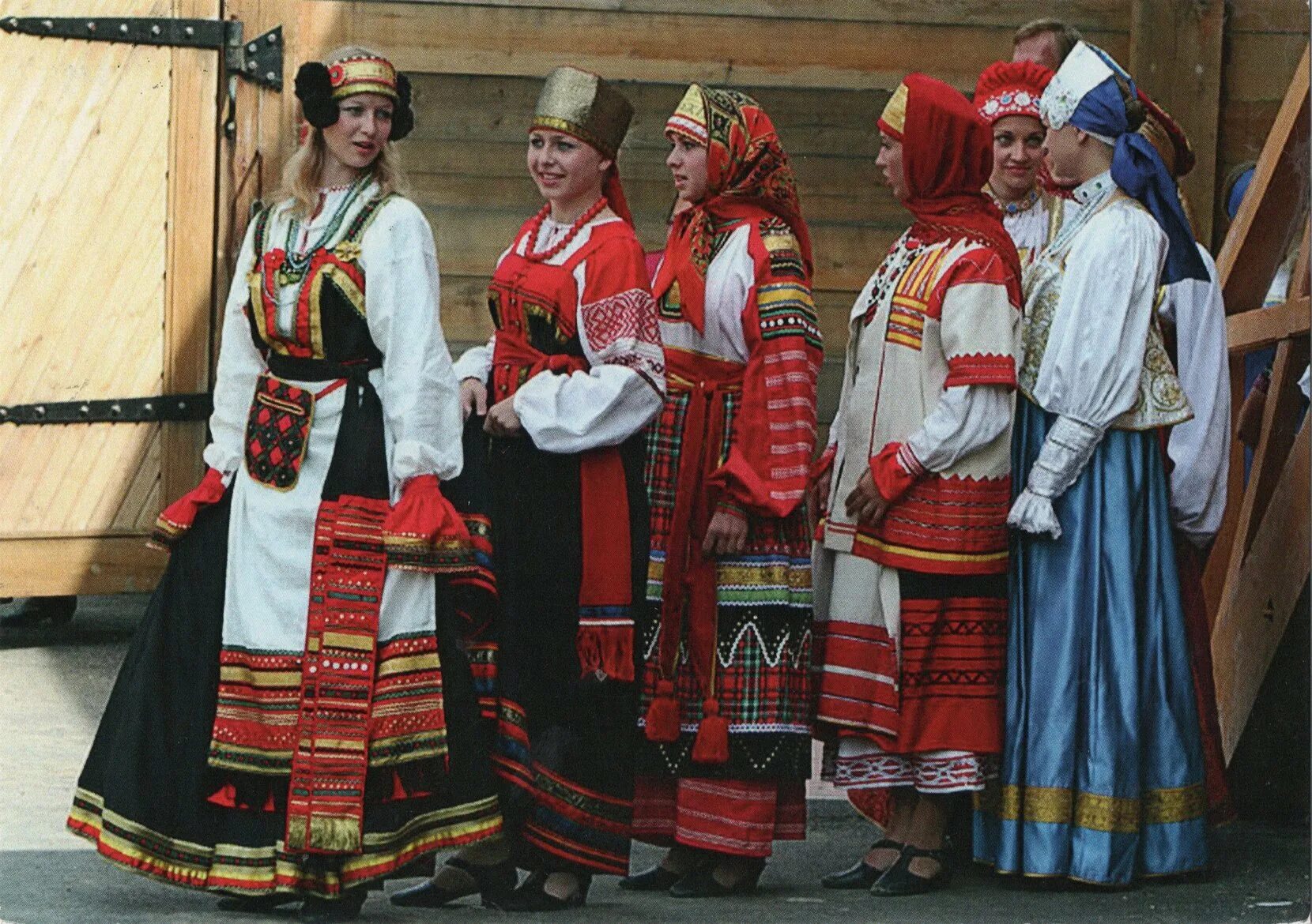 Люди в национальной одежде. Русский народный костюм. Русская Национальная одежда. Русский народный Костю. Традиционный русский костюм.