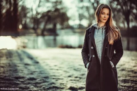 Женщина весной на улице