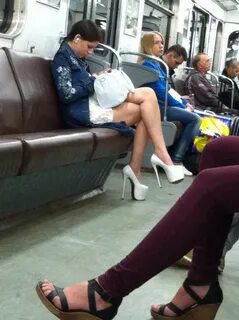 Ноги девушек в общественном транспорте