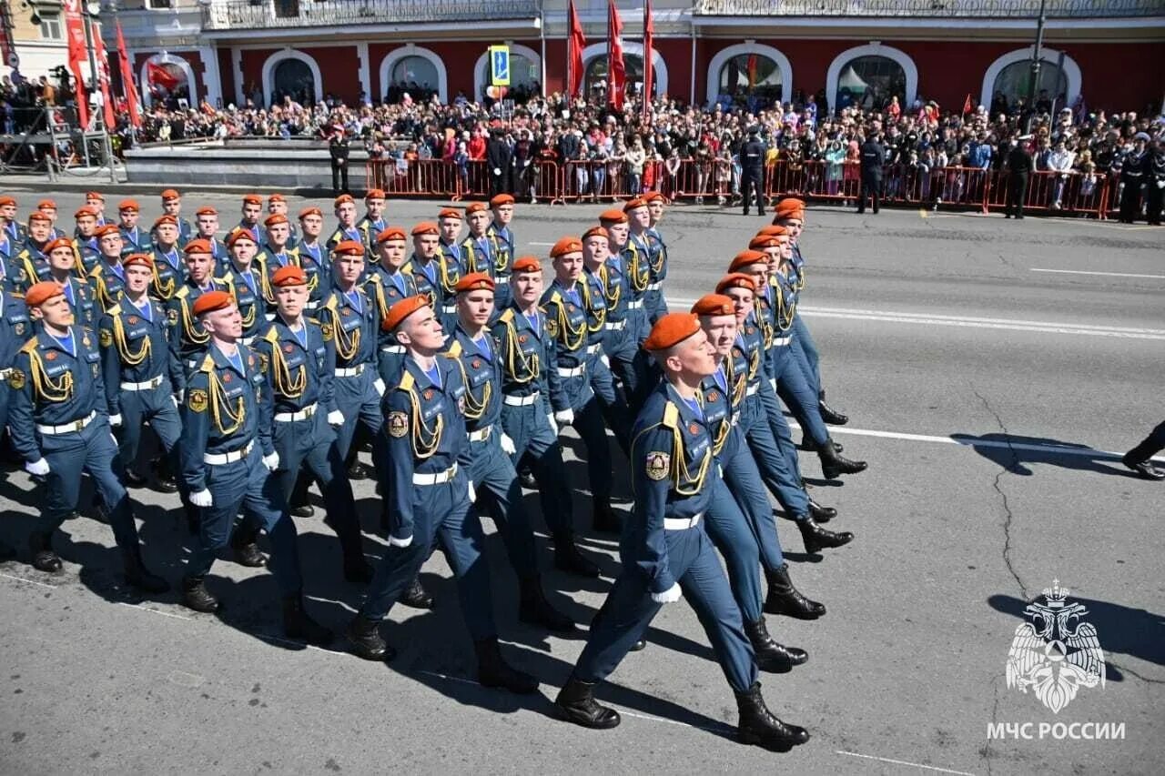 Парад мчс. Парад Победы АГЗ МЧС России. Парад на красной площади. МЧС на параде Победы. Курсанты МЧС.