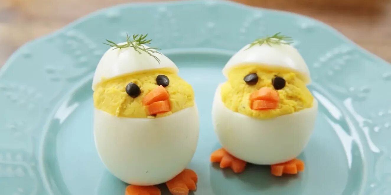 Питание будущего цыпленка. Фаршированные яйца цыплята. Цыплята из яиц закуска. Закуска пасхальные цыплята. Прикольные блюда из яиц.