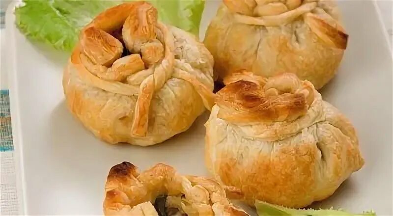 Слоеные мешочки с курицей. Курник мешочек. курник в мешочке из слоеного. закусочные мешочки из слоеного теста на праздничный. мешочки из сдобного теста.