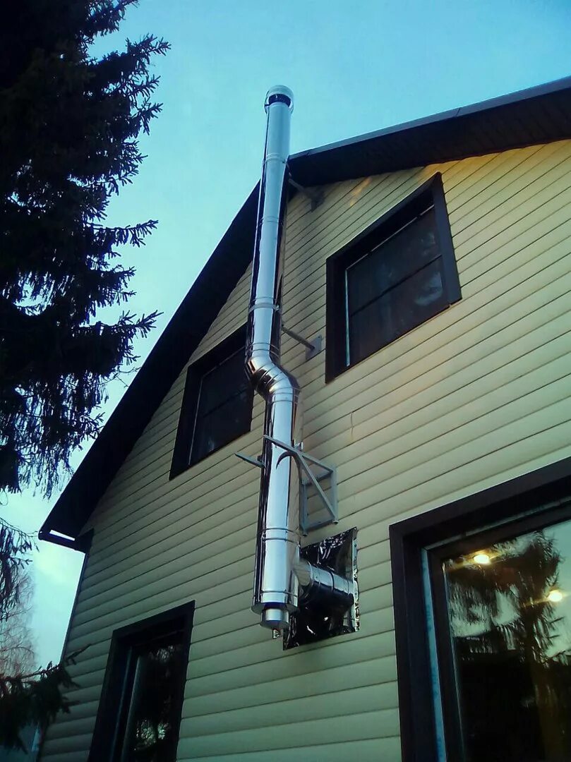 Дымоход по фасаду. Крепление сэндвич дымохода. Дымоход сэндвич нержавейка 280 мм. Сэндвич труба 330 внешняя прокладка. Монтаж сэндвич трубы дымохода.