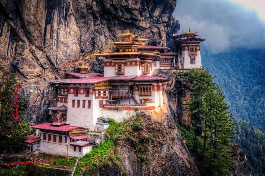 Бутан счастье. Такцанг-лакханг бутан. Монастырь Таксанг-лакханг. Монастырь Таксанг, бутан. Тибетский монастырь Кей Гомпа.