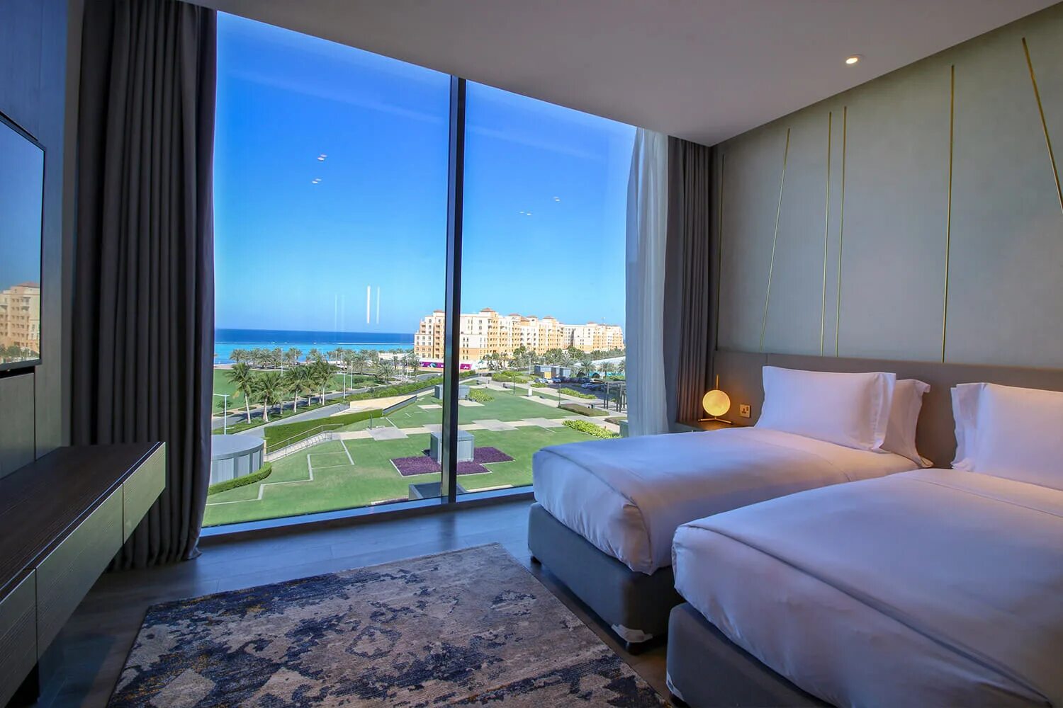 Виды панорамных окон. Gallery view. Эко активисты облили картину клода моне. Gallery view. Мокапы галереи.