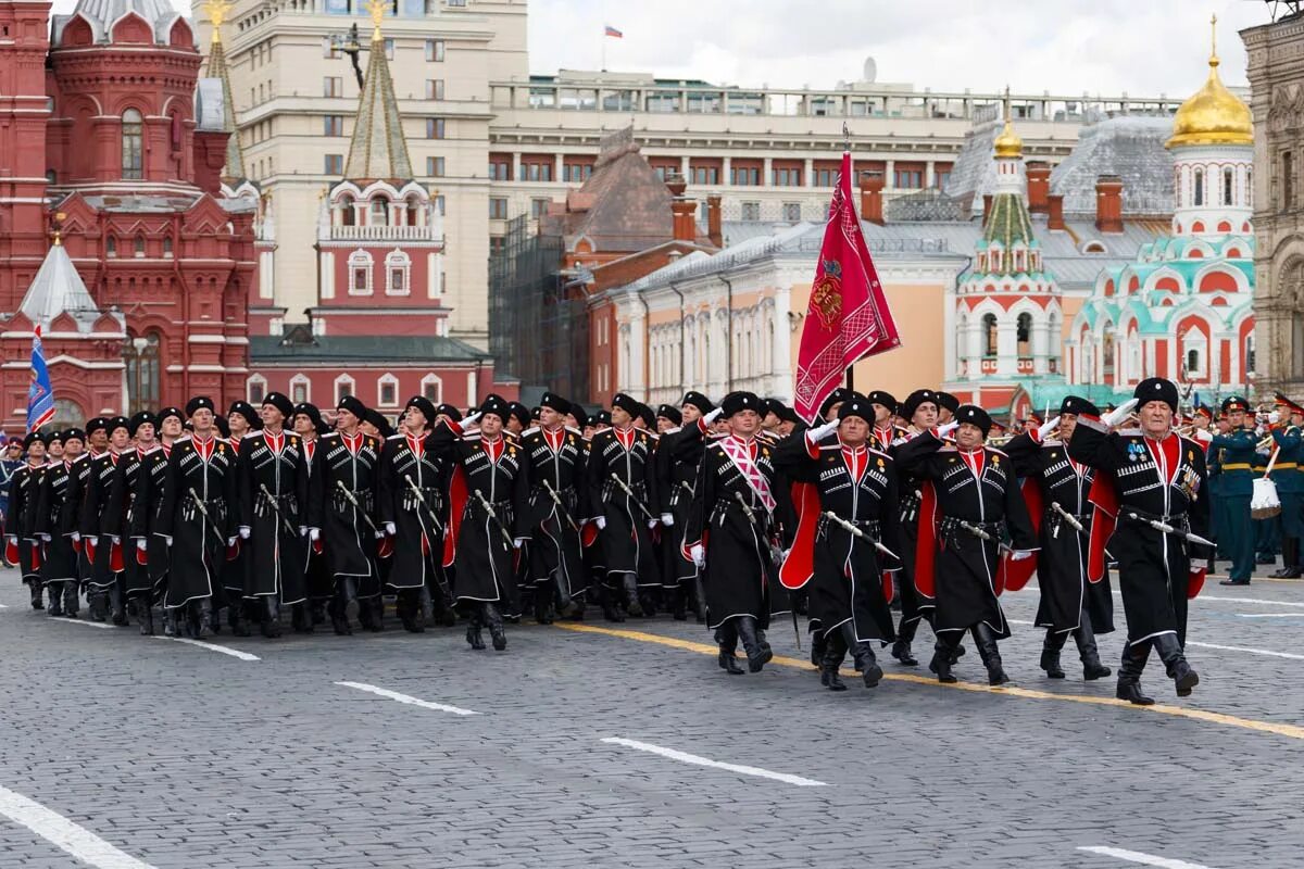 Парад победы годовщина. Парад Победы 2020 в Москве красная площадь. Парад Победы 1995 года на Поклонной горе. Парад на красной площади 9 мая 2010 года. Оркестр на параде Победы на красной площади.