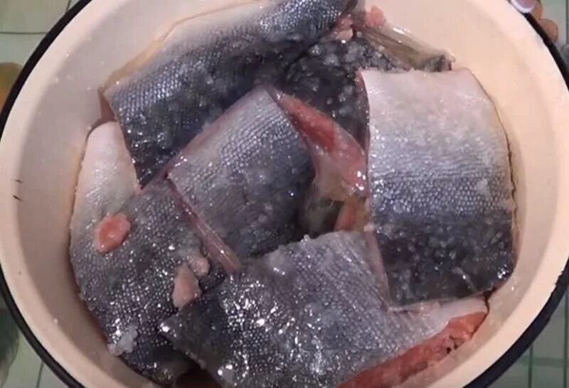 Сколько соли на кг горбуши. Горбуша в рассоле кусочками. горбуша домашнего посола. сухой посол горбуши. горбуша соленая в домашних.