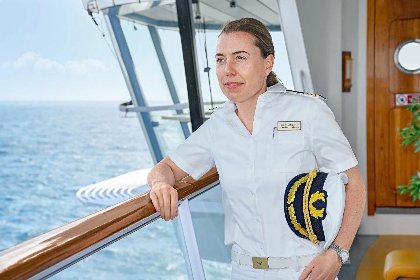 Принять моряка