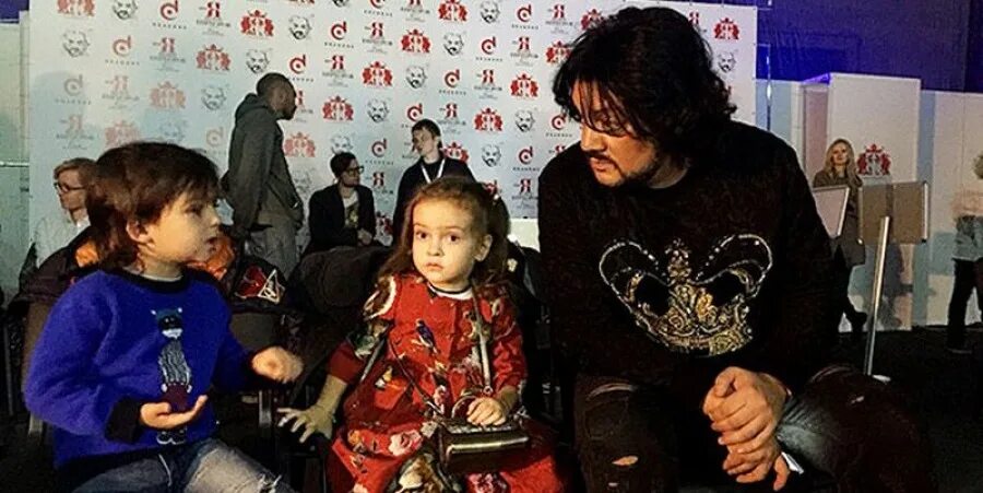 10 детей киркорова. Киркорова лишают детей. Киркорова лишают детей. Киркоров дети. Фото детей киркорова 2023г.