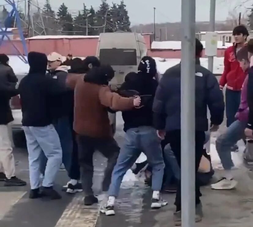 Русского пацана толпой избивают таджики. Толпа мигрантов. Толпа мигрантов в Москве.
