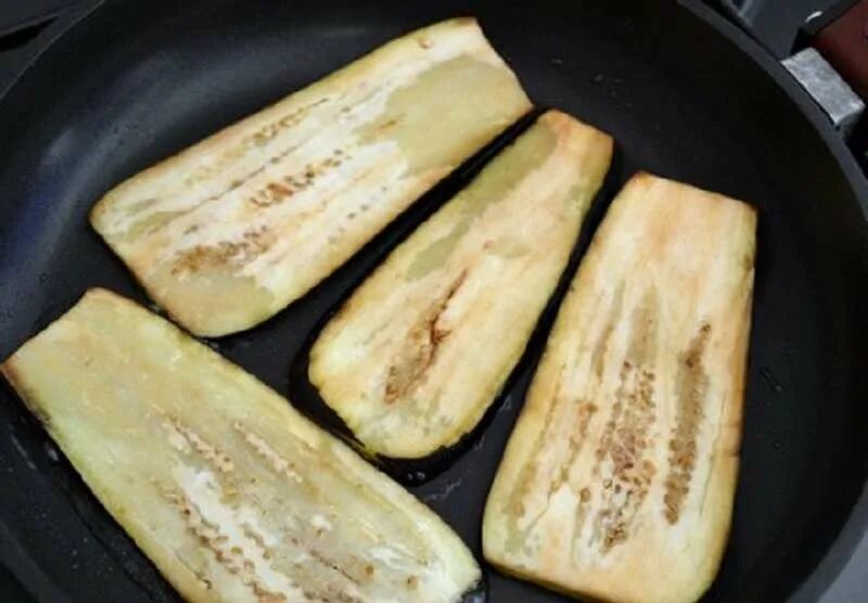 Баклажаны на сковороде рецепты быстро и вкусно. Баклажаны обжаренные с мукой. баклажаны пластинами на сковороде с чесноком. баклажан жареный на сковороде рулетик. обжарка баклажанов на сковороде для рулетиков.