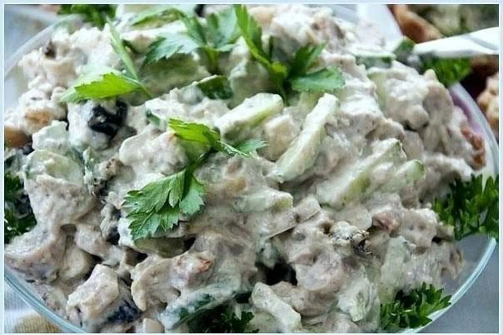 Вкусный салат с куриной грудкой. Легкий салат с отварной курицей. Салат с куриной грудкой и огурцом. Салат сытный из куриной грудки. Курица грибы огурец свежий